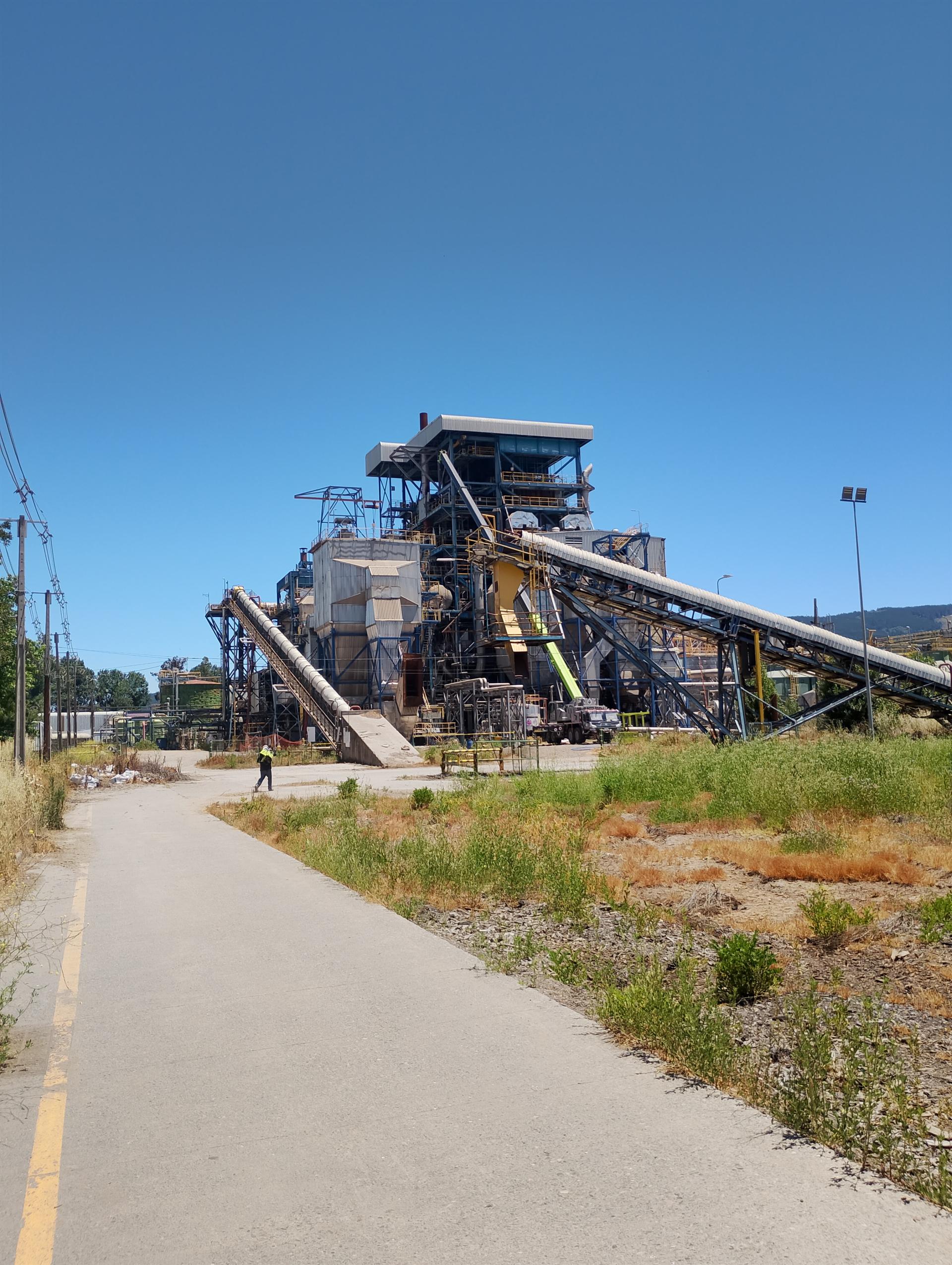 Retiro de chimenea industrial con grúa