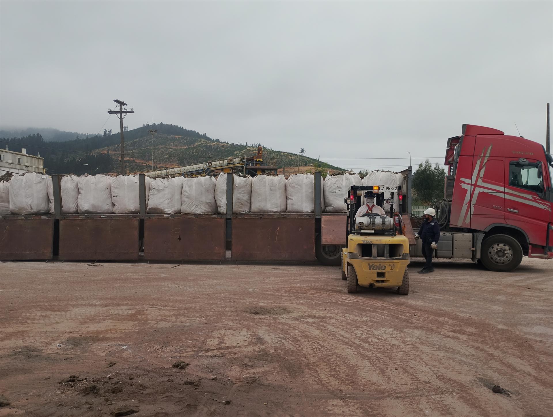 Camión cargado con material metálico recuperado