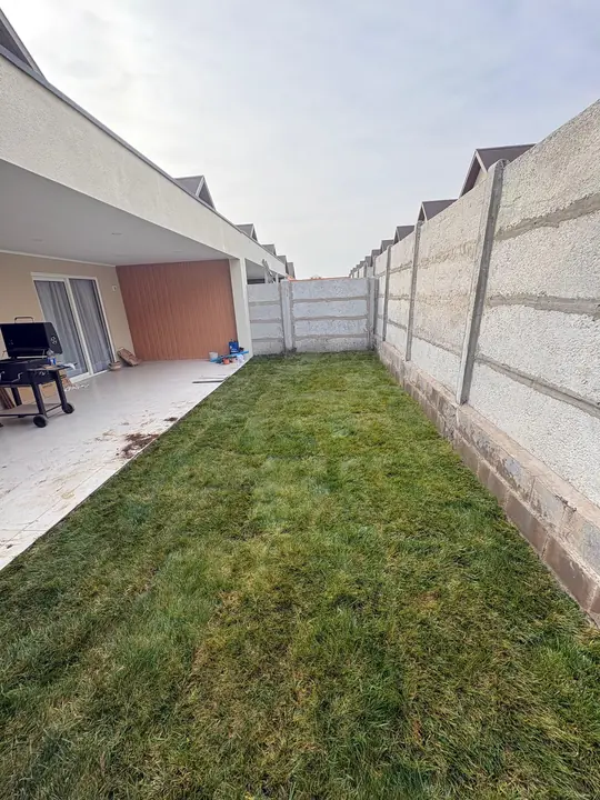Pasillo de casa nueva con césped