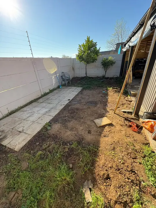 Patio con piso viejo y maleza