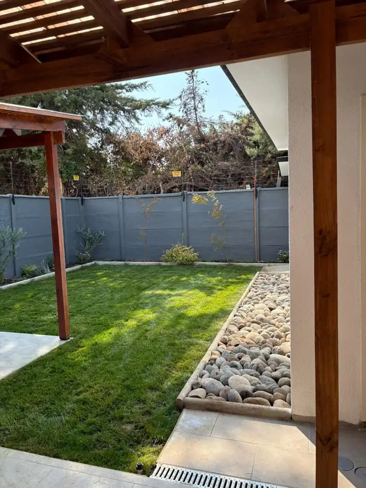 Pérgola con césped y piedras